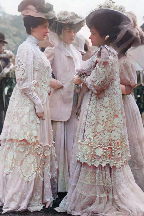 Edwardian Photos, Academia Romance, Dark Academia Romance, Edwardian Era Fashion, Edwardian Gowns, Victorian Shabby Chic, Belle Epoque Fashion, Chic Cottagecore, Cottagecore Dark Academia