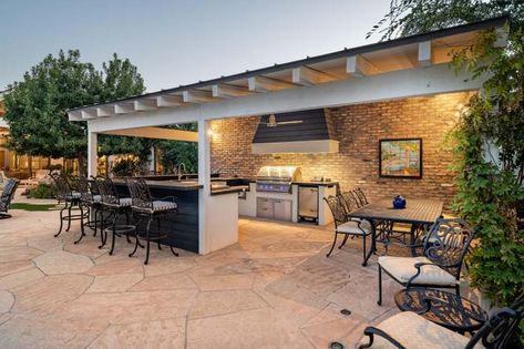 Sunroom Remodel, Rustic Outdoor Kitchen, Modern Pool House, Grill Island, Modern Outdoor Kitchen, Bar Exterior, Kitchen Design Layout, Outdoor Kitchen Bars, Outdoor Sitting Area