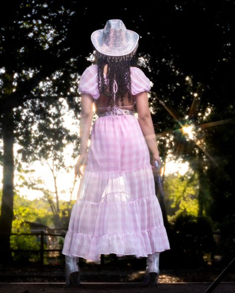 "Picture you" Photographer: @fayd_art Models: @m3iday @belles_dimension @callmeclementine__ @emilypaigecarter @yea.im.random #cowboy #cowgirlphotoshoot #cowgirldelicada #cowgirlhat #cowgirl #cowboyfashion #cowgirlpinup #cowgirloutfits #cowgirlstyle #cowgirlphotography #cowgirldance #cowgirlsdazzlin Space Cowgirl Costume, Cowgirl Photography, Cowgirl Photoshoot, Art Models, Cowgirl Outfit, Space Cowgirl, Cowgirl Costume, Barbie Party, Cowboy Style