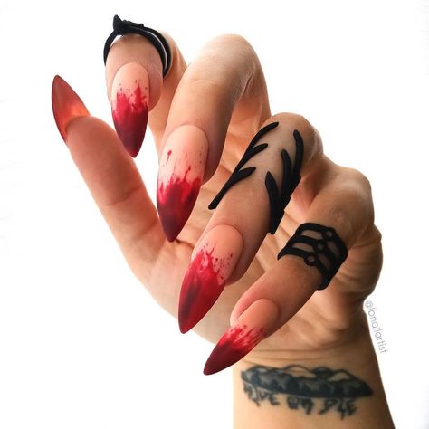 Nails Scary, Nails With Red, Blood Nails, Scary Nails, Ombre Gel Nails, Red Ombre Nails, Sharp Claws, Best Press On Nails, Spooky Nails