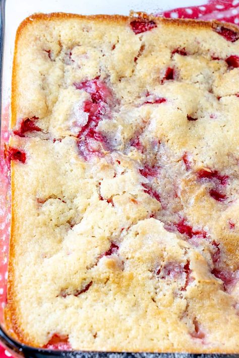 Strawberry Cobbler Recipes, Easy Summer Dishes, Strawberry Cobbler, Fresh Strawberry Recipes, Recipe Strawberry, Strawberry Dessert Recipes, Simple Dessert, Baking Recipe, Summer Recipe