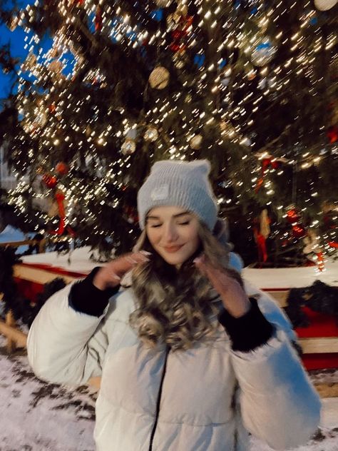 Nyc Christmas Aesthetic, Christmas Lights Photoshoot, Christmas Instagram Pictures, Blouse Outfit Casual, Christmas Poses, Winter Outfits Warm, Winter Photoshoot, Winter Photo, Winter Photos