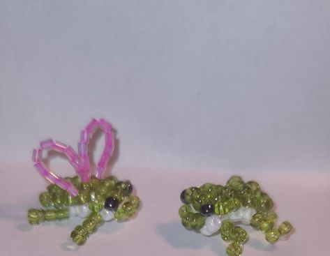 Bead Art Flower, Beeds Jewelery, Frog Beads, Beaded Frog, Seed Bead Crafts, Beading Jewelery, Bead Charms Diy, Beaded Necklace Diy, Handmade Jewelry Tutorials