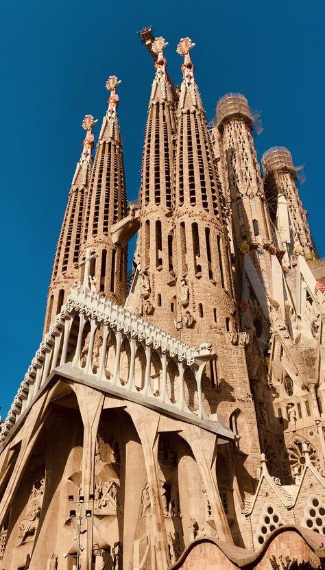 Sagrada Familia Aesthetic, Gaudi Art, Barcelona Itinerary, Gaudi Architecture, Barcelona Architecture, Gaudi Barcelona, Spain Aesthetic, Gothic Buildings, Antonio Gaudí