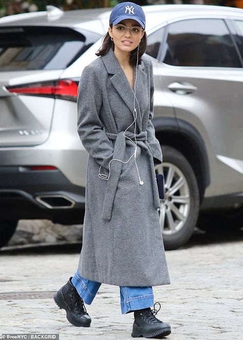 Rachel Zegler Street Style, Rachel Zegler Style, Rachel Zegler Outfits, Yankees Cap Outfit, Rachel Ziegler, Long Gray Coat, Chic Street Styles, American Royals, Long Coat Outfit