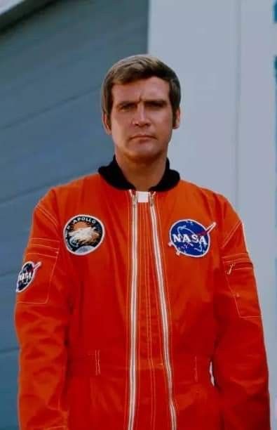 Cartoon Network Art, Six Million Dollar Man, Lee Majors, 70s Tv Shows, Sci Fi Tv Shows, Military Honor, Bionic Woman, Sci Fi Tv, Nasa Astronauts