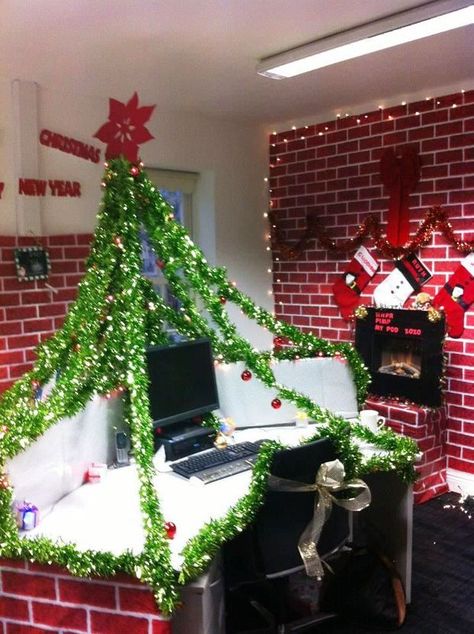 20+ Simple Office Christmas Decoration Ideas that’ll make your Office the symbol of Joy Holiday Office Decor, Christmas Desk Decorations, Christmas Cubicle Decorations, Diy Office Decor, Office Christmas Party, Office Christmas Decorations, Office Holiday, Office Christmas, Noel Christmas