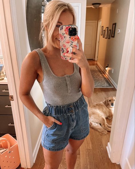 Hot Summer Day Outfit Jean Shorts, Extreme Hot Weather Outfits, Summer Shorts For Warm Weather, High-waisted Shorts For Warm Weather, Summer Mid-rise Jean Shorts For Vacation, Summer High-waisted Jean Shorts For Beach Season, Fashion 23, Hot Weather Outfits, Clothes Summer