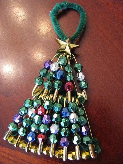 Safety Pin Christmas Tree Tutorial Safety Pin Crafts, Bead Tree, Beads Tutorial, Christmas Bling, Beads Christmas, Homemade Ornaments, Work Project, Beaded Christmas Ornaments, Navidad Diy