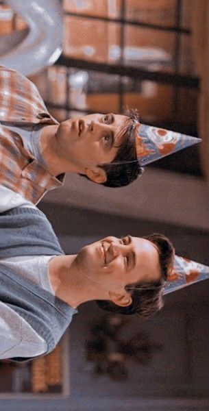 Chandler Joey, Friends 1994, Chandler Friends, Joey Friends, Friends Best Moments, Friends Scenes, Friends Episodes, Friends Poster, Friends Cast