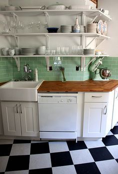 Bungalow Kitchen, Kitchen Retro, Kitchen Floor, Retro Home Decor, Retro Home, Kitchen Colors, Retro Kitchen, Kitchen Flooring, Dream Kitchen