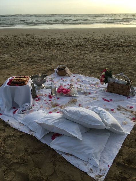 Beach Girlfriend Proposal, Will You Be My Girlfriend Proposal Ideas Beach, Date Night On The Beach, Simple Picnic Proposal, Picnic Wedding Proposal, Asking A Girlfriend Out Picnic, Proposal Ideas Beach Simple, Proposal Simple Ideas, Beach Picnic Proposal Ideas