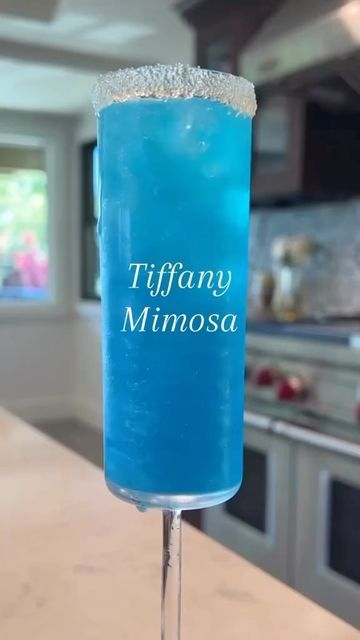 Tiffany Mimosa Recipe, Blue Champagne Cocktails, Blue Brunch Food, Tiffany Mimosa, Blue Mimosa Recipe, Tiffany Blue Drinks, Blue Alcoholic Drinks For A Party, Blue Mimosa, Mimosa Flight