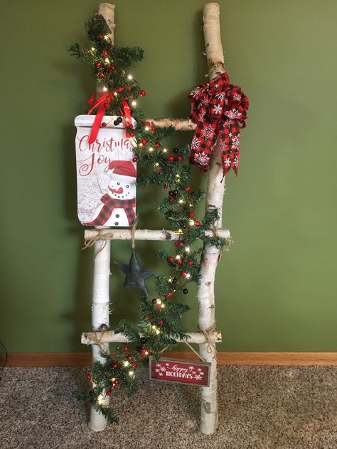 Mini Ladder Decor Ideas, Christmas Ladder Decor, Ladder Decor Ideas, Ladder Christmas Decor, Mini Ladder Decor, Christmas Ladder, Decor Ideas Kitchen, Gift Drawing, 2022 Christmas