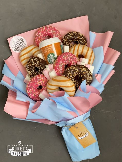 Donut Bouquet, Donut Decorating Ideas, Food Bouquet, Edible Bouquets, 귀여운 음식 그�림, Dessert Gifts, Gift Bouquet, Donut Shop, Mini Donuts