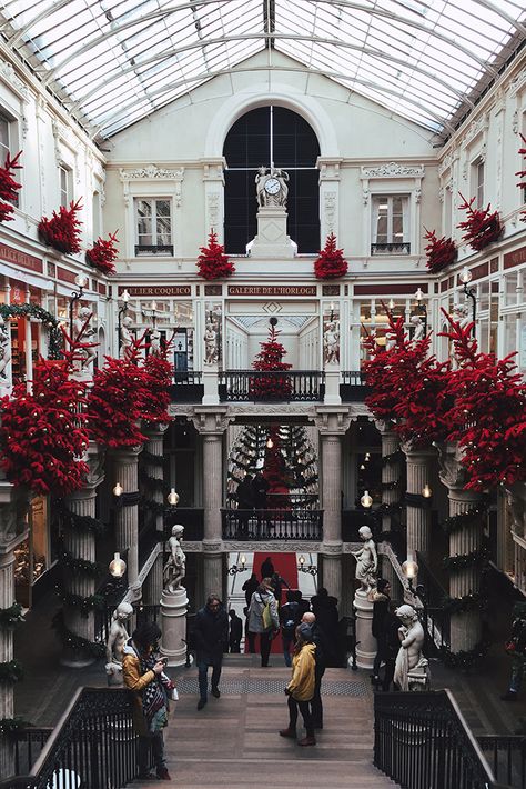 Un incontournable de Nantes : le passage Pommeraye, encore plus beau décoré pour Noël ! Air France, Provence, Top 10, France, House Styles, Architecture, Holiday Decor, Travel, Nantes