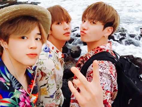 Maknae Line in Hawaii ✌🏼💕|| #jimin #taehyung #jungkook #bangtan #bangtanboys  #bts ©BTS_twt V Drama, Bts Bon Voyage, Suga Suga, Bts Maknae Line, Bts Vkook, Boy Band, Love Is, Bts Group, Young Men