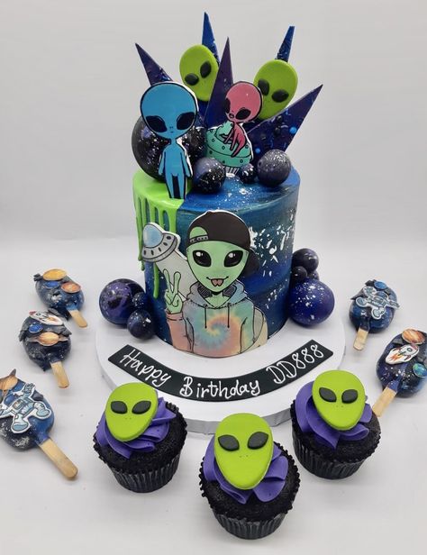 Alien Birthday Cake, Alien Cakes, Alien Birthday Party, Alien Cake, Trunker Treat Ideas, Neon Cakes, Purple Cakes Birthday, Purple Birthday, 10th Birthday Parties