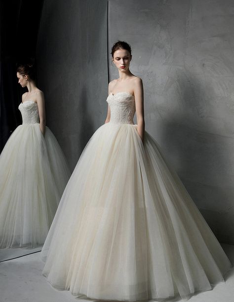 Tube Wedding Gown, Tube Wedding Dress, Cocktail Wedding Dress, Wedding Dress Evening, Cocktail Dress Wedding, Cocktail Wedding, What's App, Winter Trends, A Skirt