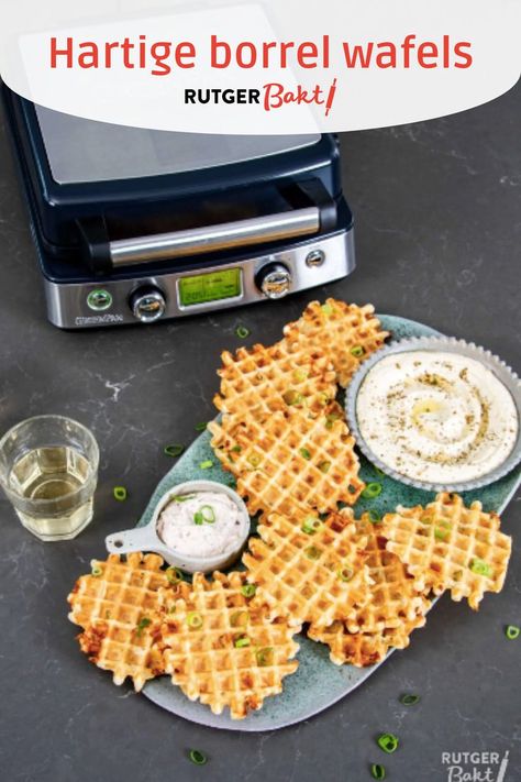 Wil jij een keer wat verrassends serveren bij de borrel? Bak dan eens wafels! Hartige wafels om precies te zijn. In dit recept deel ik één van mijn favoriete hartige wafels, met feta, za’atar en lente-ui! Waanzinnig lekker! Het smaakt niet alleen heel lekker, maar het is ook verrassend om te serveren. Wedden dat je hier hoge punten mee scoort? Check mijn recept voor hartige borrel wafels voor een stap voor stap uitleg. Za Atar, Muffin Tin Recipes, Fun Cooking, High Tea, Finger Foods, Feta, Diner, Waffles, Snack Recipes