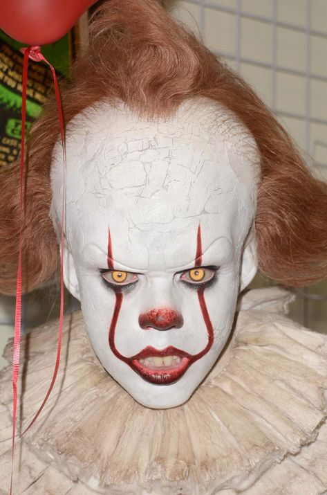 Pennywise Face Makeup, Clown Makeup Pennywise, Clown Face Drawing, Pustni Kostumi, Pennywise Cosplay, Pennywise Makeup, Pennywise Halloween, Pumpkin Decorations, It The Clown Movie