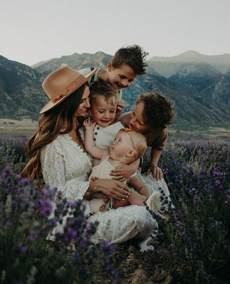 Mothers Day Photoshoot Ideas Outdoor, Mothers Day Photo Shoot Ideas Outdoors, Motherhood Session Outdoor, Mom And 4 Kids Photoshoot, Mothers Day Pictures Photography, Whimsical Family Photoshoot, Mom And 3 Kids Photoshoot, Outdoor Sibling Photos, Mothers Day Mini Session Ideas