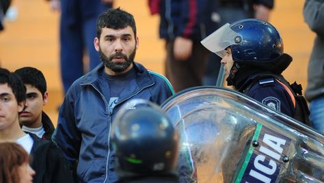 Videos muestran a la Policía disparando contra hinchas de Lanús http://www.diariopopular.com.ar/c159485 Hard Hat