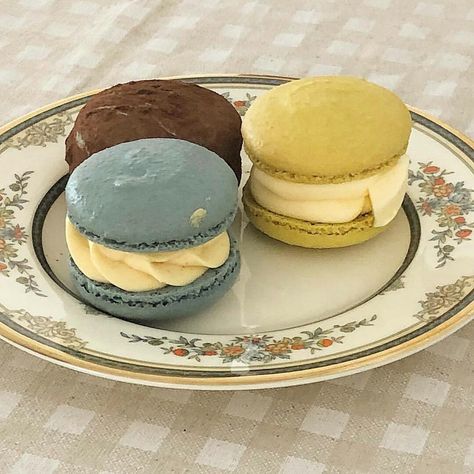 Macaron Aesthetic, Macarons Aesthetic, Sweet Cafe, Around The World Food, French Dessert, Yummy Comfort Food, Beautiful Food, Macaroons, Pretty Food