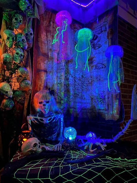 Dark Mermaid Decor, Shipwrecked Party Theme, Spooky Underwater Halloween, Spooky Pirate Decorations, Haunted Under The Sea Party, Ghost Ship Halloween Decoration, Spooky Under The Sea Decorations, Ocean Themed Halloween Decorations, Scary Underwater Decorations