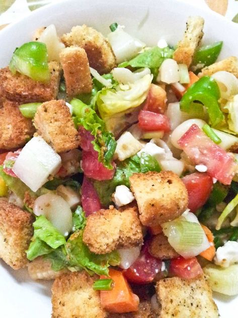 Pasta Salad Recipe with Summer Vegetable Lettuce & Croutons Pasta Salad With Lettuce, Salad Croutons, Salad Pictures, Salad With Lettuce, Spaghetti Bolognese Recipe, Lettuce Salad Recipes, Salads Ideas, Types Of Salad, Bolognese Recipe