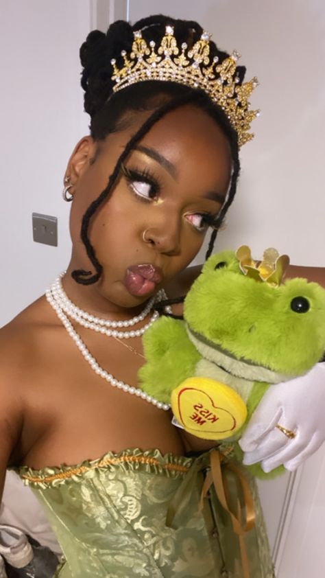 Princess And The Frog Hairstyles, Princess And The Frog Makeup, Princess Tiana Makeup, Princess And The Frog Halloween, Princess Tiana Crown, Princess Tiana Aesthetic, Frog Halloween Costume, Princess Tiana Costume, Tiana Princess And The Frog