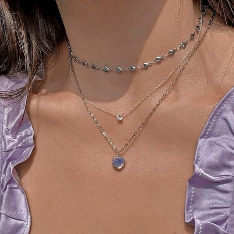 Anel Tutorial, Necklaces Layering, Edgy Jewelry, Pretty Jewelry Necklaces, Layered Chain, Layering Necklaces, Fancy Necklace, Jewelry Accessories Ideas, Crystal Necklaces