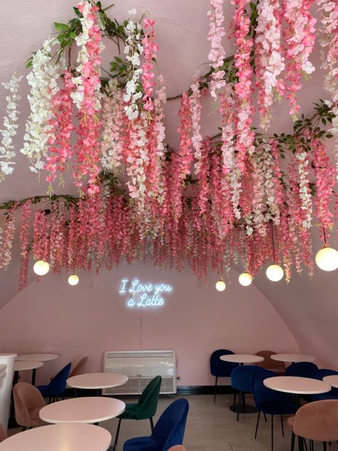 Ceiling Decoration For Party, Ivy Home Decor, Hanging Flowers Living Room, Hanging Flowers Room Decor, Flowers On Ceiling Bedroom, Floral Ceiling Bedroom, Diy Flower Ceiling, Wisteria Ceiling Bedroom, Flower Ceiling Bedroom