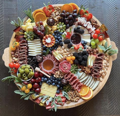 Big Round Charcuterie Board, Circular Charcuterie Board Ideas, Charcuterie For 40 People, Christmas Sharing Platter, Round Cheese Board Ideas, Large Round Charcuterie Board, Chucterie Board Ideas, Circular Charcuterie Board, Fancy Charcuterie Board