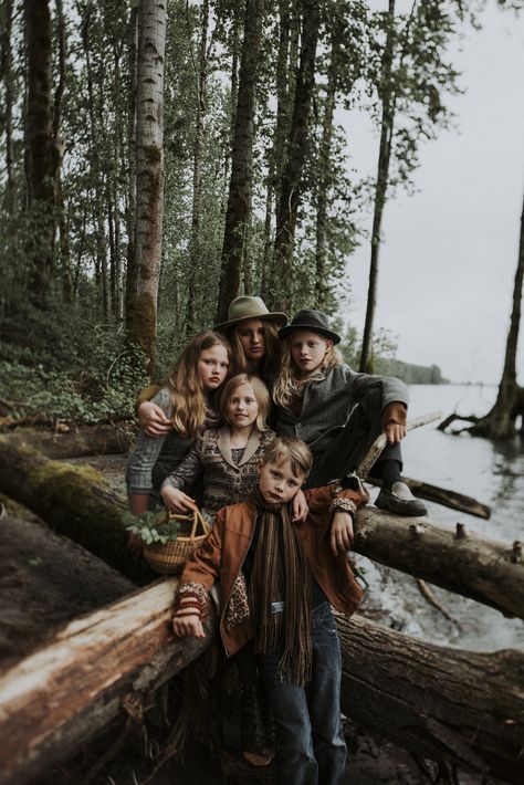 Fall Photoshoot Ideas, Family Photo Outfits Winter, Portret Feminin, Winter Family Photos, Fall Family Photo Outfits, Family Portrait Poses, Outdoor Family Photos, Family Photoshoot Outfits, Fall Family Pictures