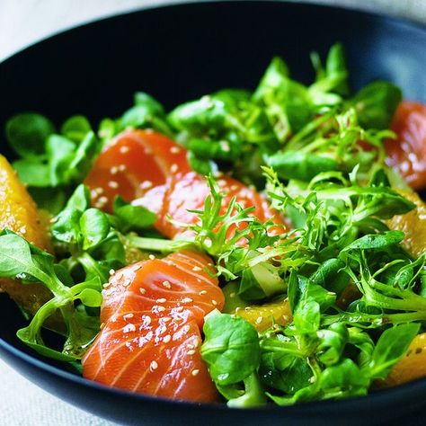 Sashimi Salad, Sashimi Recipe, Orange Recipe, Japanese Salad, Raw Salmon, Salmon Sashimi, Beautiful Salad, Sauce Hollandaise, Cold Lunches