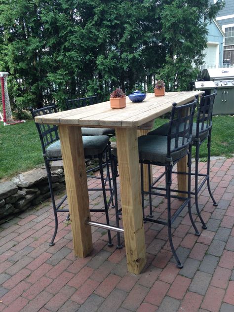 Set up an Outdoor Bar Table where you can relax in Comfort - Decorifusta Diy Patio Bar, Diy Bar Table, Meja Outdoor, Outdoor Pub Table, Bar Top Tables, Outdoor Bar Height Table, Diy Patio Ideas, Backyard Table, High Bar Table