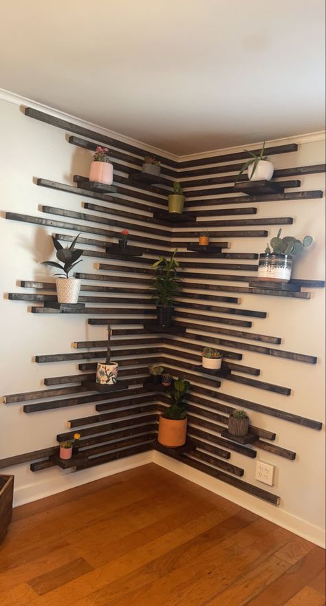 Home Office Plant Wall, Wood Wall With Plants, Wood Slat Plant Wall Indoor, Wooden Slat Plant Wall, Wood Accent Wall With Shelves, Accent Walls In Living Room With Shelves, Accent Wall With Plants, Riflaje Living, Wood Plant Accent Wall