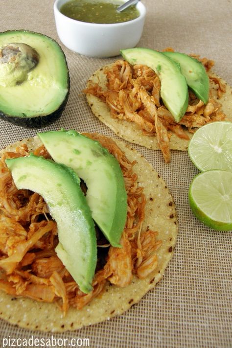 Cómo hacer tinga (Tostadas de tinga) | http://www.pizcadesabor.com/2012/12/18/tostadas-de-tinga-de-pavo/ Tinga Tostadas, Chicken Recipes Easy, Tomato Chicken, Mexico Food, Hispanic Food, Roasted Turkey, Mexican Dishes, Easy Chicken Recipes, Tortillas