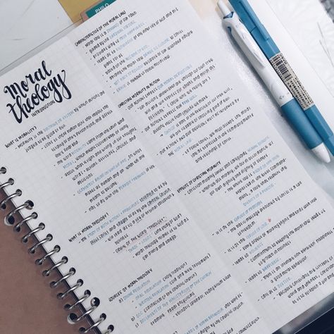 pinterest // priincesssprisi ☹ College Notes, Bullet Journal Notes, School Organization Notes, Study Organization, Notes Organization, Pretty Notes, Notes Inspiration, College Study, School Study Tips