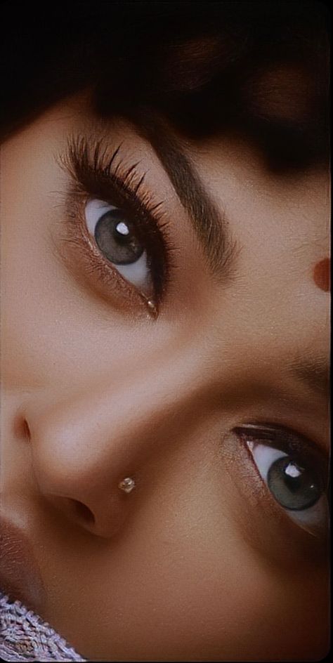 Indian Women Eyebrows, Aishwarya Rai Eye Makeup, Sabyasachi Aesthetic Wallpaper, Indian Eyes Aesthetic, Aishwarya Rai Eyes, Aishwarya Saree, 2000s Bollywood, Aishwarya Rai Wedding Pictures, Aishwarya Rai Wallpaper