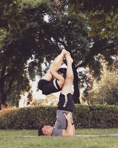 "No te dejes abrumar por si tu objetivo parece demasiado grande. Céntrate en dar un pequeño paso cada vez." Confucio #acroyoga Arco Yoga, Partner Acrobatics, Couples Yoga Poses, Acro Yoga Poses, Partner Yoga Poses, Yoga Poses For Two, Couples Yoga, Yoga Poses Advanced, Acrobatic Gymnastics