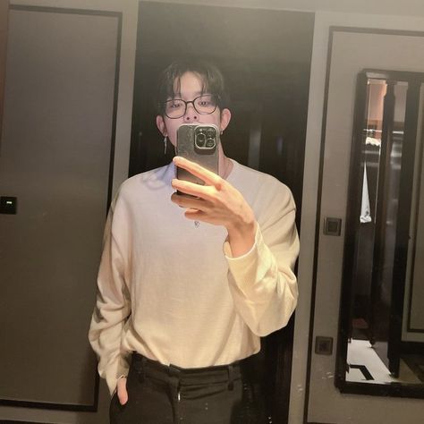 Mirror Selfie With Flash, Enhypen On Twitter, Iphone Selfie, Dark Mirror, Baby Hamster, Ethan Lee, Bf Picture, Boyfriend Wallpaper, Cute Birthday Outfits