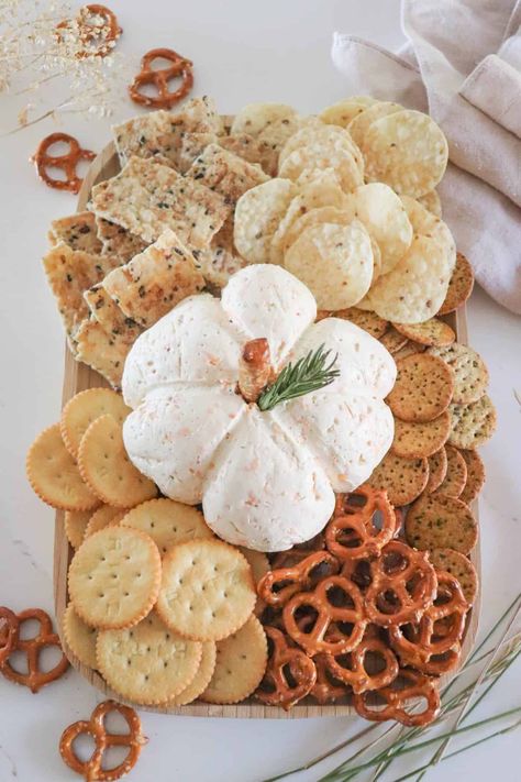 Pumpkin Cheese Ball Recipe Cheeseball Pumpkin, Turkey Cheese Ball Recipe, Pumpkin Cheeseball, Pumpkin Cheese Ball Recipe, Fall Party Appetizers, Halloween Cheese Ball, Pumpkin Cheese Ball, Turkey Cheese Ball, Fall Appetizer