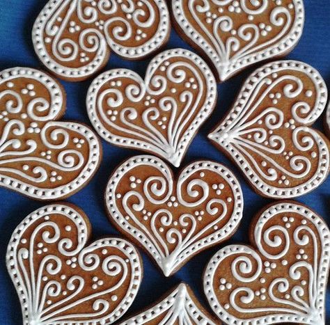 Heart Shaped Gingerbread Cookies, Gingerbread Hearts Decoration, Heart Gingerbread Decoration, Heart Shaped Christmas Cookies, Gingerbread Heart Cookies, Gingerbread Heart Decoration, Heart Gingerbread, Gingerbread Heart, Cookies Wedding