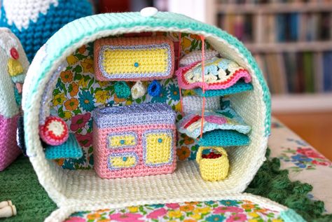 Crochet Camper Van. Greedy For Colour. ~❀CQ #crochet #home  https://www.pinterest.com/CoronaQueen/crochet-for-the-home-corona/ Camp Crochet, Crochet Caravan, Crochet Camper, Crochet Furniture, Crocheted Toys, Crochet Gratis, Crochet World, Plastic Canvas Crafts, Crochet Home