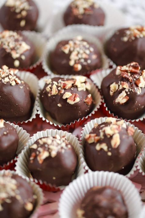 Pecan Pie Truffles - Thee perfect edible gift for the Holidays!! No Bake Pecan Pie, Pecan Pie Truffles, Holiday Recipes Christmas Desserts, Desserts Simple, Desserts Thanksgiving, Pecan Pie Filling, Bigger Bolder Baking, Chocolate Graham Crackers, Baking Recipes Cookies