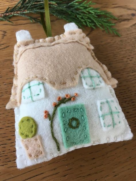 Felt Cottage, Cottagecore Crafts, Felt Ornaments Diy, Felt Pincushions, Houses Art, Felt Ornaments Patterns, Felt House, Bunny Embroidery, Spring Easter Crafts