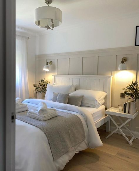 Cottage Homes Interior Bedrooms, Bedroom White And Wood, Bedroom Paneling Ideas, Neutral Small Bedroom, Paneling In Bedroom, Small Neutral Bedroom, Country Modern Bedroom, Bedroom Panelling Wall, Double Bedroom Ideas