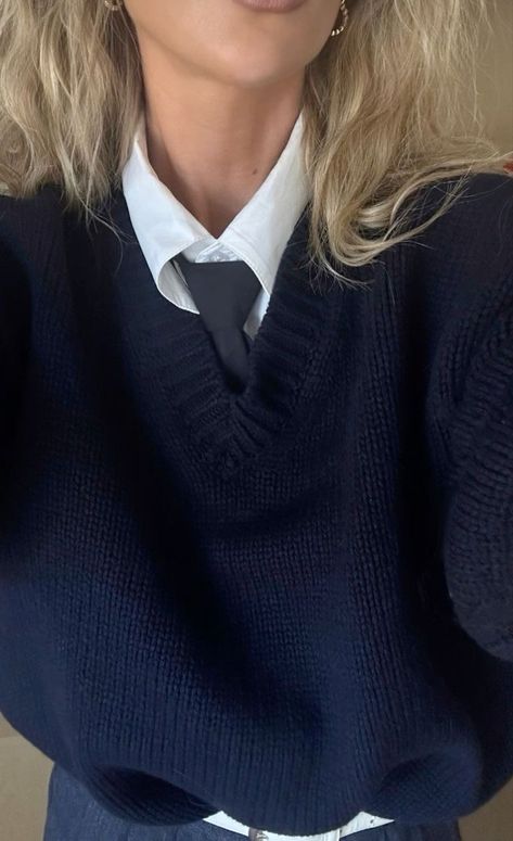 Outfits With Ties, Capsule Wardrobe Inspiration, Capsule Wardrobe Women, Trendy Sweater, Tie Fashion, Capsule Wardrobe Outfits, Navy Outfit, Navy Tie, Cold Outfits